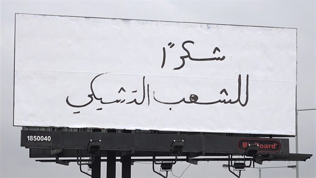 Dal z billboard, tak na Chodov, je psan v arabtin a znamen "Dkujeme, esk lide."