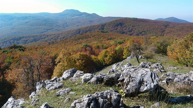 Útesy Jelence nabízejí impozantní výhled na hebeny Malých Karpat.