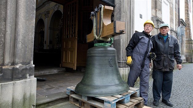 Zvon o spodnm prmru jeden metr v 702 kilogram.