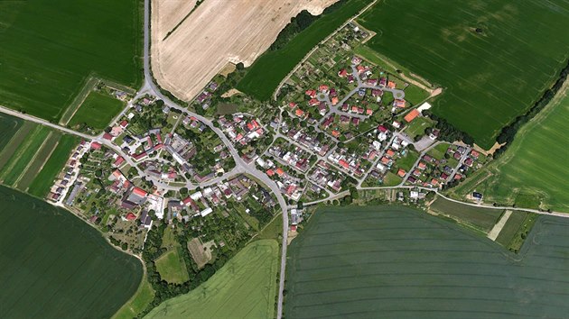 Satelitní pohled na obec Bukovany na Olomoucku, která má zhruba est stovek...