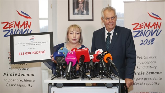 Prezident Milo Zeman a jeho manelka Ivana vystoupili na tiskov konferenci k Zemanov kandidatue do prezidentskch voleb.