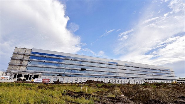 Stavba centrlnho skladu spolenosti Nike v belgickm Laakdalu v z 2015.