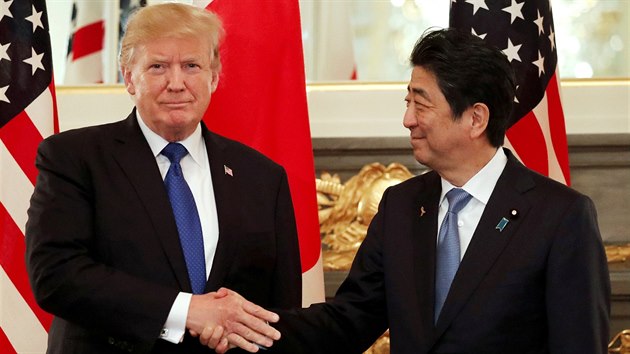 Americk prezident Donald Trump a japonsk premir inz Abe v Tokiu. (6. listopadu 2017)