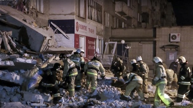 V ruskm Ievsk se po vbuchu plynu ztila st devtipodlanho obytnho domu. (9. listopadu 2017)