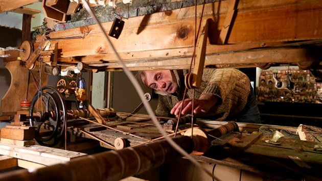 Technici obnovuj uniktn Krzovy jesliky v Muzeu Jindichohradecka. Na snmku je konzervtor Ludk Fiala.
