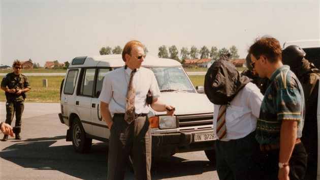 Slavko Dokmanovi (s kp pes hlavu) na letiti epin ped transportem na spojeneckou zkladnu. Vladimr Dzuro (v bl koili) dr v rukou nahrvac zazen. Bylo toti poteba zajistit kontinuln nahrvku celho prbhu zadren pro ppad, e by obvinn nco ekl, nebo by pozdji chtl tvrdit, e se mu bhem akce stalo njak bezprv. Nahrvalo se na diktafon s miniaturnmi kazetami, kterch ml Dzuro pln kapsy. Nikdo toti dopedu nemohl odhadnout, jak dlouho bude cel akce trvat.