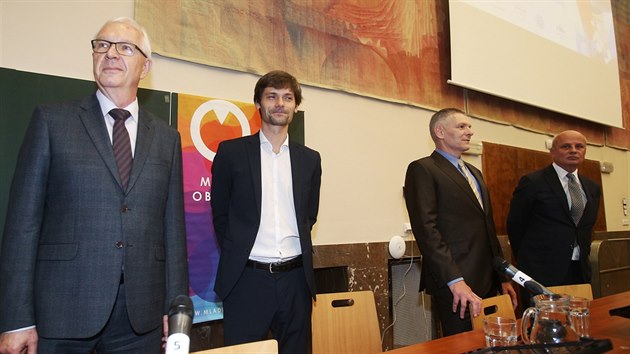 Prezidentt kandidti (zleva: Ji Draho, Marek Hiler, Ji Hynek a Michal Horek) na debat na Prvnick fakult (8. listopadu 2017)