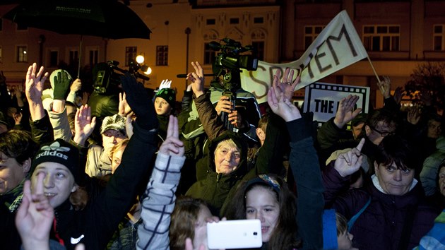 Zhruba ticet lid protestovalo odpoledne v Lipnku nad Bevou pi setkn prezidenta Miloe Zemana s obany. (8. listopadu 2017)