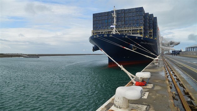 Kontejnerov lo Bougainville spolenosti CMA CGM plujc pod francouzskou vlajkou se chyst s nkladem k vyplut z pstavu Le Havre v zpadn Francii.