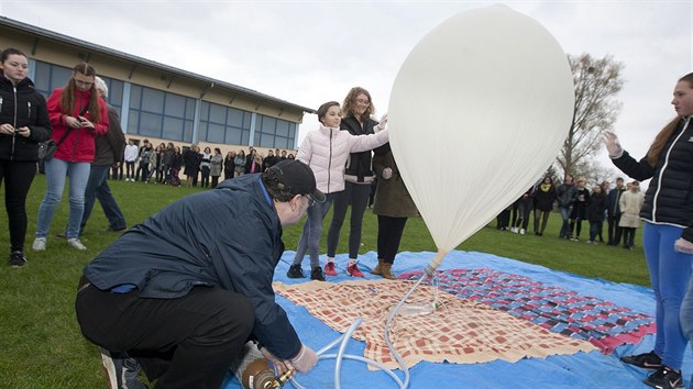 Nafukovn balonu pro sondu student z nkolika kol ped vyputnm do stratosfry.