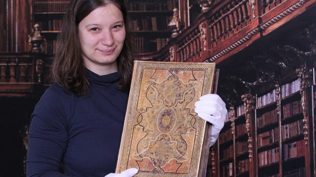 Restaurtorka Pavla Brtov s jednou z vystavench knih. Jde o seznam opat premonstrtskho kltera ve Wadgassenu v letech 1135 a 1742.