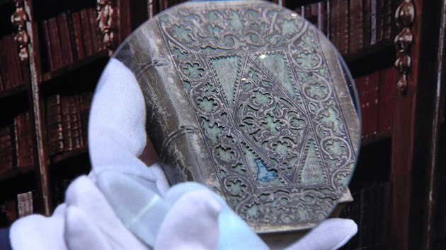 Knin vazba s pokryvem z proezvanho pergamenu.