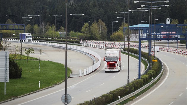 Po vstupu R do Schengenu u policist a celnci nemus bt na hranicch. Jejich stanovit dlnci zbourali. (2017)