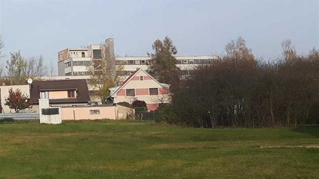 Arel zlon nemocnice v Jlovm u Prahy pmo soused s obytnou znou