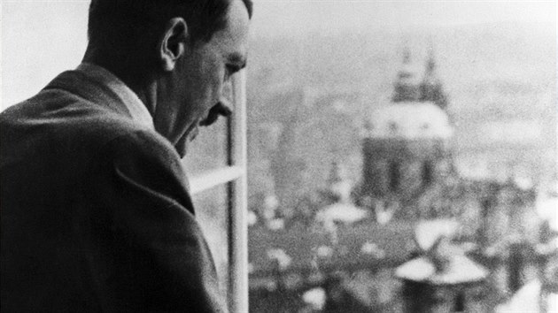 Adolf Hitler shl z Praskho hradu na hlavn msto obsazenho zbytku nkdejho eskoslovenska (16. bezna 1939). 