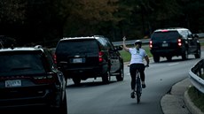 Juli Briskmanová míří vztyčeným prostředníkem na projíždějící kolonu amerického... Juli Briskmanová míří vztyčeným prostředníkem na projíždějící kolonu amerického...