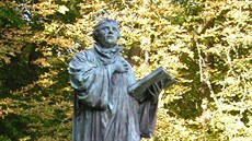 Socha zakladatele reformního hnutí Martina Luthera stojí v Aši vedle památníku... Socha zakladatele reformního hnutí Martina Luthera stojí v Aši vedle památníku...