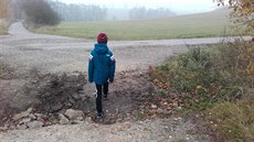 Majitelka pozemků se s radnicí nedohodla na prodeji půdy, a tak přes cestu... Majitelka pozemků se s radnicí nedohodla na prodeji půdy, a tak přes cestu...