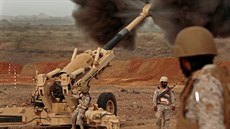 Vojáci Saúdské Arábie pálí na pozice povstalc v Jemenu (13. dubna 2015)