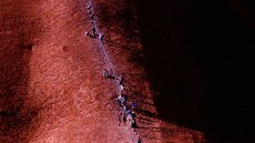 Turisté plhají na posvátnou horu Uluru v Austrálii.