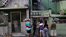 Venezuelci ekají ve front, aby si mohli vsadit v loterii (íjen 2017).