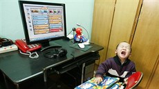 „Pusťte mě k počítači!“ Náš dvouletý chlapeček Li Haoran je závislý na hraní,... „Pusťte mě k počítači!“ Náš dvouletý chlapeček Li Haoran je závislý na hraní,...