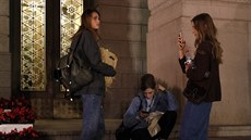 Ruské nezletilé modelky čekají před čínským hotelem na módní přehlídku Ruské nezletilé modelky čekají před čínským hotelem na módní přehlídku