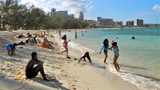 Plá Cable Beach u bahamské metropole Nassau je pohodln dostupná také...