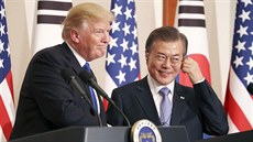 V Jižní Koreji se Donald Trump (vlevo) setkal s prezidentem Mun Če-inem. (7.... V Jižní Koreji se Donald Trump (vlevo) setkal s prezidentem Mun Če-inem. (7....