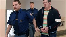 Justiční stráž přivádí obžalovaného Michala Voštinára obžalovaného z... Justiční stráž přivádí obžalovaného Michala Voštinára obžalovaného z...