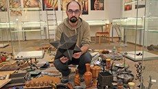 Vedoucí příborského muzea Václav Michalička při přípravě výstavy Vyrobeno v... Vedoucí příborského muzea Václav Michalička při přípravě výstavy Vyrobeno v...