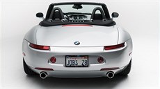 Aukní dm nabízí BMW Z8 Steva Jobse, mezi jeho standardní výbavu patí Jobsem pozdji nenávidná motorola.