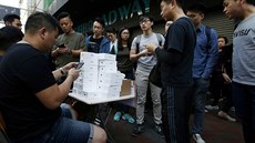 iPhone X přeprodej v ulicích Hongkongu iPhone X přeprodej v ulicích Hongkongu