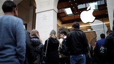 fronty před zahájením prodeje iPhonu X fronty před zahájením prodeje iPhonu X