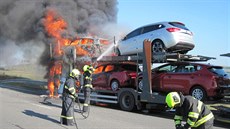 Nedaleko Uherského Brodu shořel tahač i s částí nákladu v podobě nových... Nedaleko Uherského Brodu shořel tahač i s částí nákladu v podobě nových...