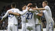 Český stoper Michael Lüftner z FC Kodaň přijímá gratulace od spoluhráčů poté,... Český stoper Michael Lüftner z FC Kodaň přijímá gratulace od spoluhráčů poté,...