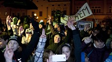 Zhruba třicet lidí protestovalo odpoledne v Lipníku nad Bečvou při setkání... Zhruba třicet lidí protestovalo odpoledne v Lipníku nad Bečvou při setkání...