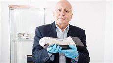 Ladislav Pina drží kameru XSight, která má v oblasti rentgenového záření... Ladislav Pina drží kameru XSight, která má v oblasti rentgenového záření...