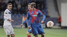 David Limberský z Plzně v obličejové masce sleduje míč v utkání s Luganem. David Limberský z Plzně v obličejové masce sleduje míč v utkání s Luganem.
