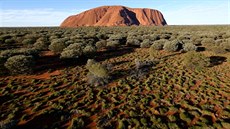 Austrálie zakázala lezení na Uluru, posvátnou rudou skálu Aboridinc.