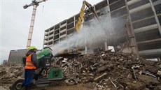 Sněžné dělo používají stavbaři při demolici několikapatrové přístavby na jižní... Sněžné dělo používají stavbaři při demolici několikapatrové přístavby na jižní...