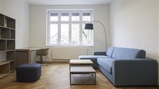 V obývacím pokoji pevládá dub a modrá barva na alounném nábytku.