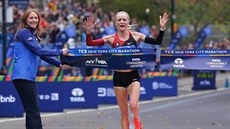 Američanka Shalane Flanagan probíhá vítězně cílem maratonu v New Yorku. Američanka Shalane Flanagan probíhá vítězně cílem maratonu v New Yorku.