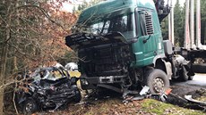 Na silnici mezi obcí Ruda a Rakovníkem se čelně srazil náklaďák s osobním... Na silnici mezi obcí Ruda a Rakovníkem se čelně srazil náklaďák s osobním...