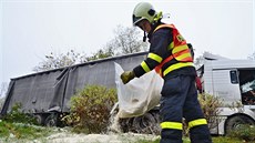 Hasiči museli použít chemický vůz s nasákavým sorbentem na uniklou naftu z... Hasiči museli použít chemický vůz s nasákavým sorbentem na uniklou naftu z...