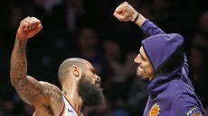 Tyson Chandler (vlevo) a Alex Len slaví povedenou akci Phoenixu. Tyson Chandler (vlevo) a Alex Len slaví povedenou akci Phoenixu.