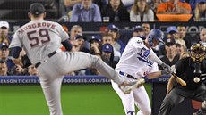 Joc Pederson z LA Dodgers odpaluje homerun proti Joeovi Musgroveovi z Houstonu. Joc Pederson z LA Dodgers odpaluje homerun proti Joeovi Musgroveovi z Houstonu.