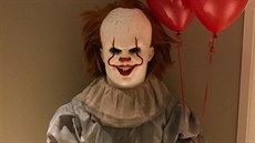 LeBron James v hrozivé masce klauna Pennywise z filmového hororu To. LeBron James v hrozivé masce klauna Pennywise z filmového hororu To.