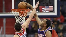 T. J. Warren z Phoenixu smečuje kolem Tomáše Satoranského z Washingtonu. T. J. Warren z Phoenixu smečuje kolem Tomáše Satoranského z Washingtonu.