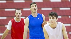 Jiří Welsch (v modrém) na tréninku basketbalových Pardubic. V bílém Michal... Jiří Welsch (v modrém) na tréninku basketbalových Pardubic. V bílém Michal...